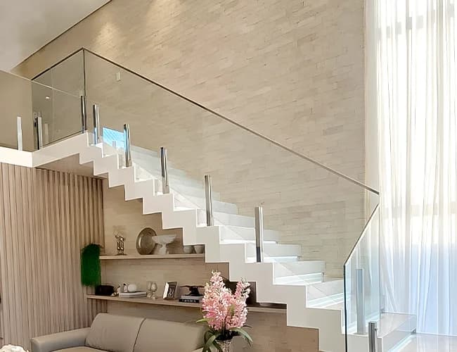 Foco da imagem de uma sacada envidraçada Balcony da Linha Class