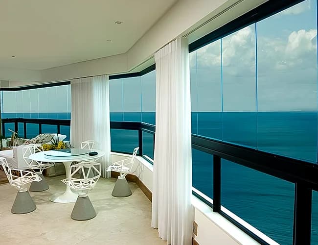 Foco da imagem em uma varanda com envidraçamento da Balcony Brasil
