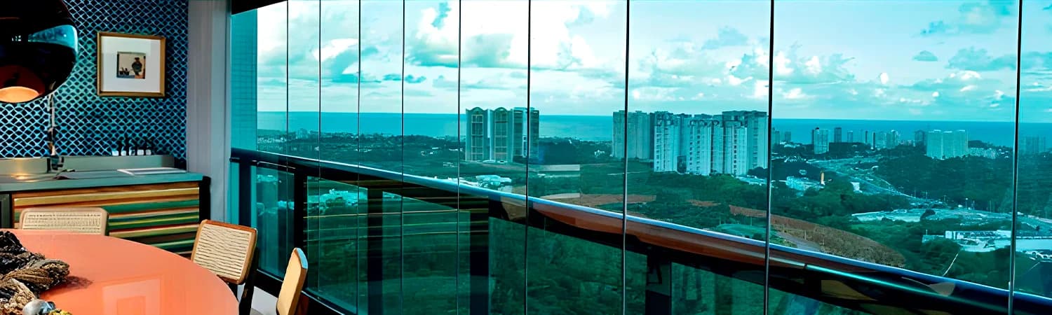 Varanda com a linha premium de envidraçamentos da Balcony Brasil